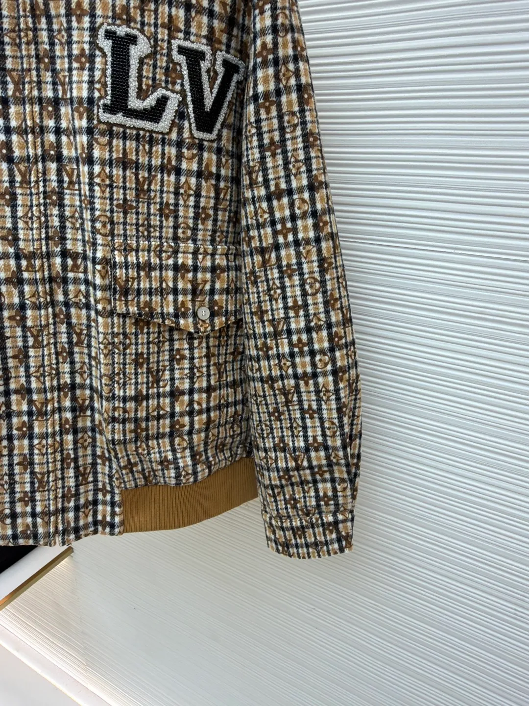 LOUIS VUITTON houndstooth presbyopic jacket ●Original version: Purchased and developed at 28599 ●Item number: 1681208-C45 ●Material: houndstooth fabric ●Technology: patch production ●Color: brown ●Version: Fitted version ●Weight: about 1050 grams ●Size: S-M-L-XL ●Description: Taking inspiration from the Dandy tailoring admired by British dog-walking gentlemen, with a full-frame Monogram The pattern revisits the Prince of Wales check. Beaded 1V patches and 1V Dog badges sit on the chest and back for an eclectic mix of preppy and edgy style. The overall routing is straight and delicate, the fabric is comfortable and soft, the color is consistent and there is no color difference, it can be matched with the same style to create a fashionable look, and can be used in various occasions, customized accessories, complete with three standards, the same style for men and women!